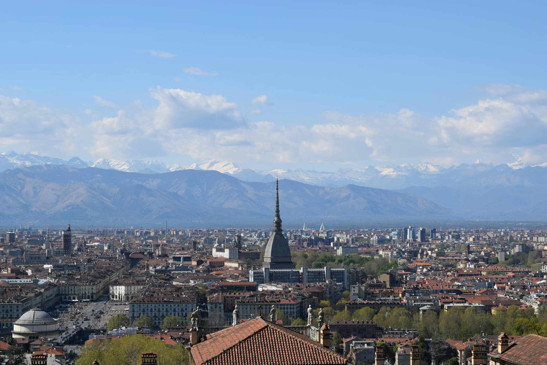 Vista panoramica di Torino con le Alpi sullo sfondo